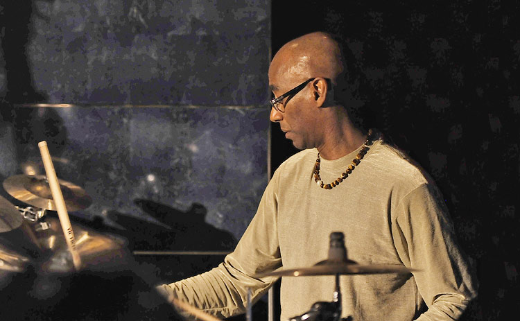 Omar Hakim - Drummerworld