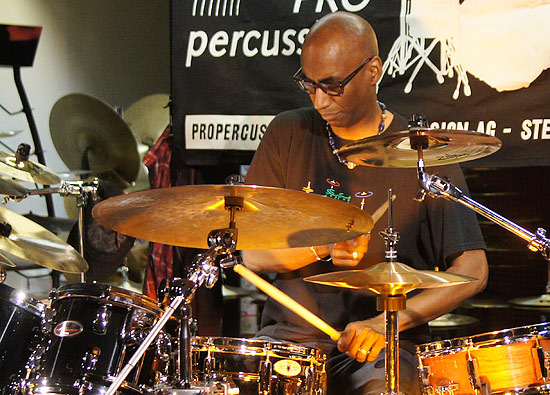 Omar Hakim - Drummerworld