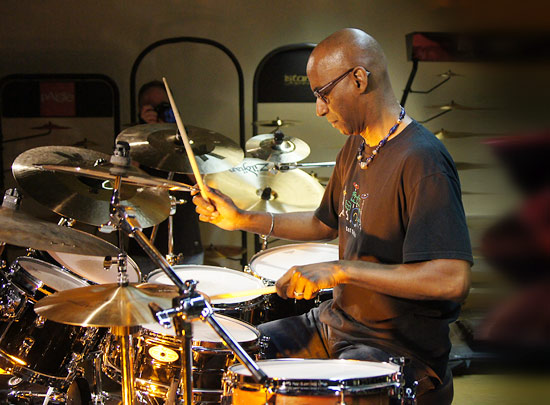 Omar Hakim - Drummerworld