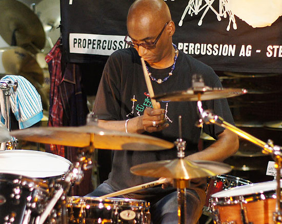 Omar Hakim - Drummerworld