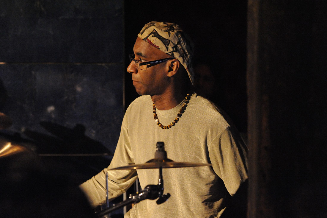 Omar Hakim - Drummerworld