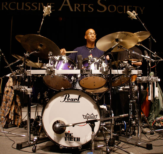 Omar Hakim - Drummerworld